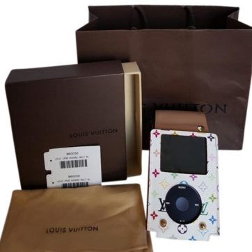 louis-vuitton-ipod-case-with-ipod-classic-7th-gen-160gig-ac-charger-and-ear-piece-7225696-0-1 (1)